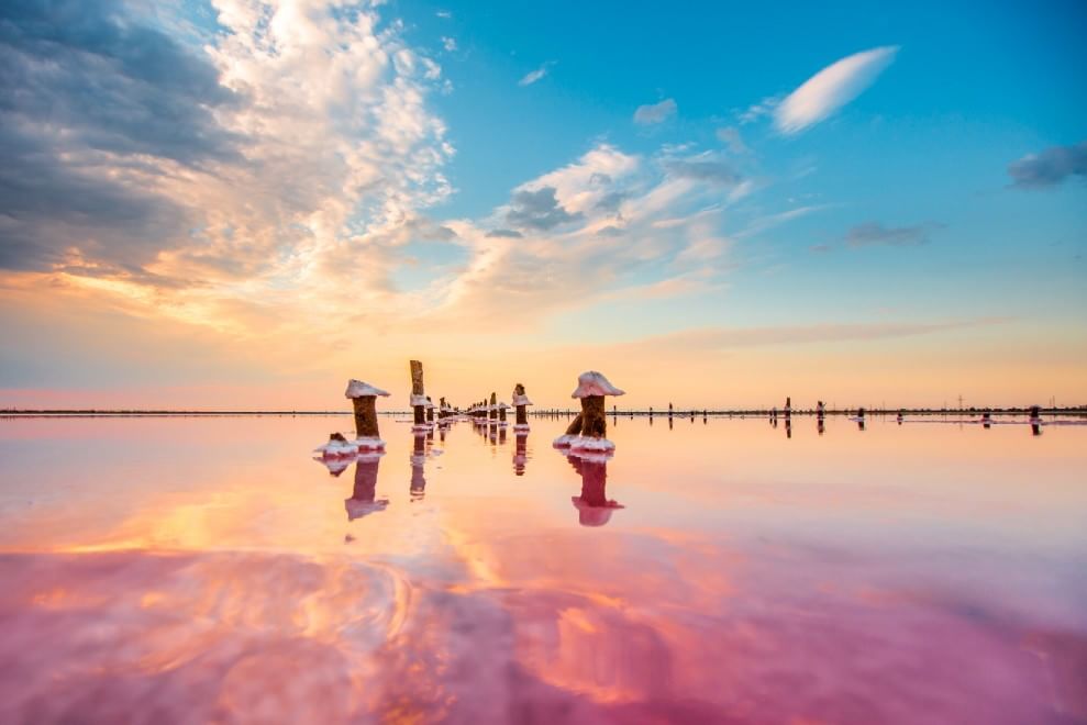 Crimea, miracoli della natura: il lago si tinge di rosa