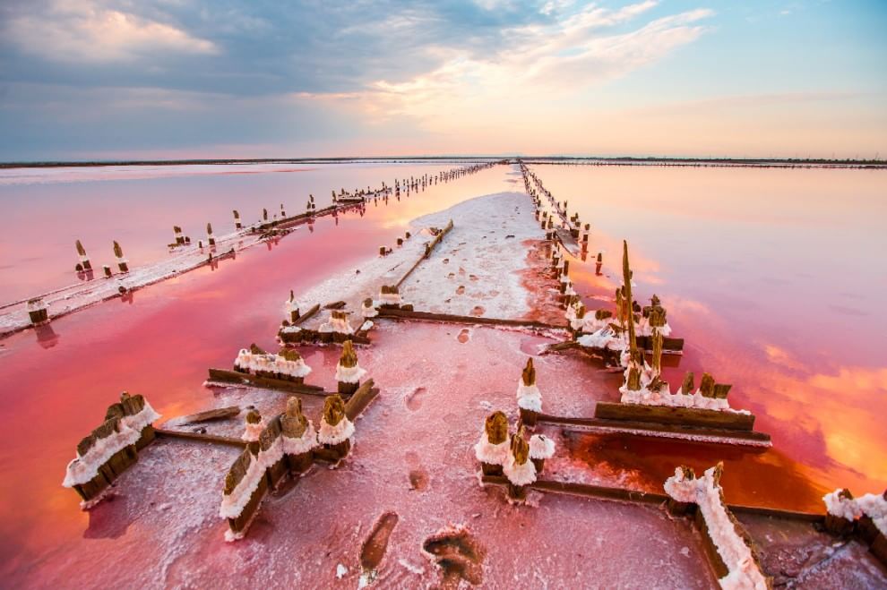 Crimea, miracoli della natura: il lago si tinge di rosa