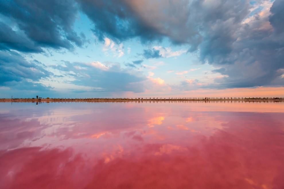 Crimea, miracoli della natura: il lago si tinge di rosa