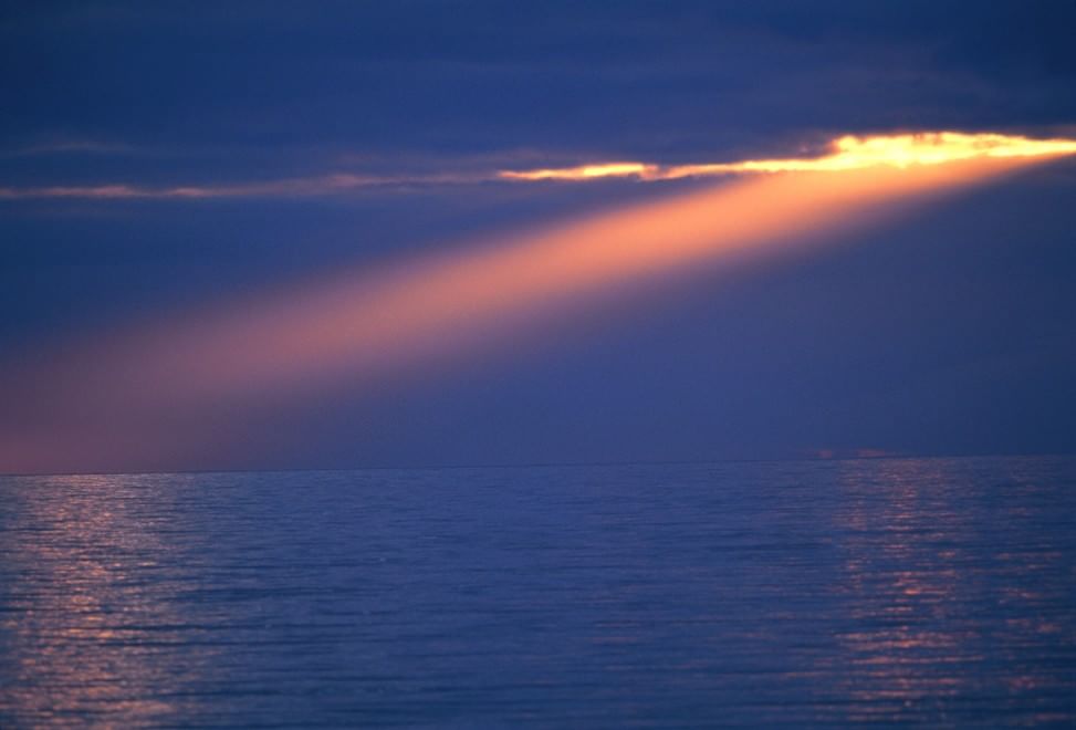 L'orizzonte magico: il sole incontra il mare