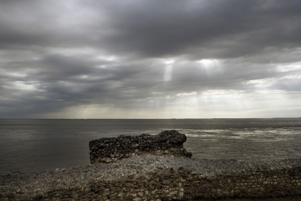 L'orizzonte magico: il sole incontra il mare