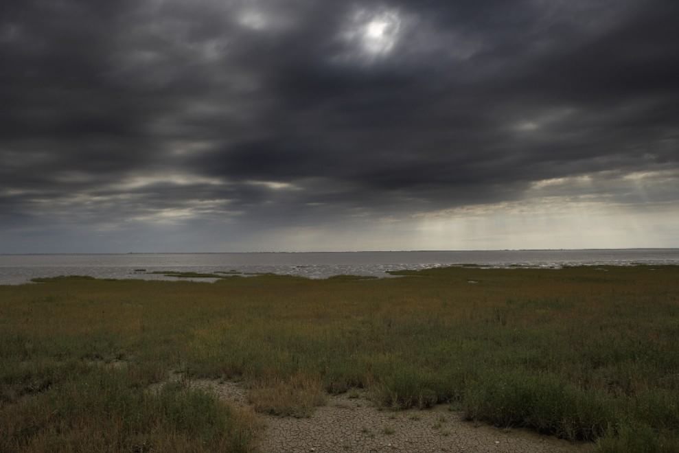 L'orizzonte magico: il sole incontra il mare