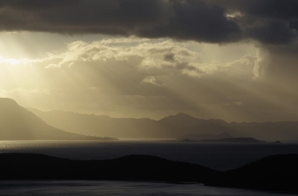 L'orizzonte magico: il sole incontra il mare