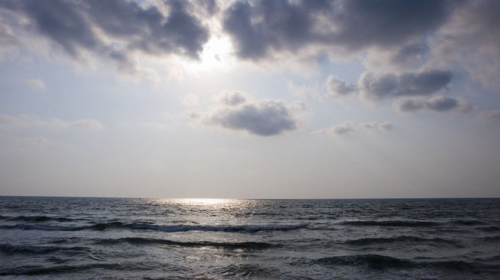 L'orizzonte magico: il sole incontra il mare