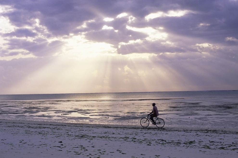 L'orizzonte magico: il sole incontra il mare