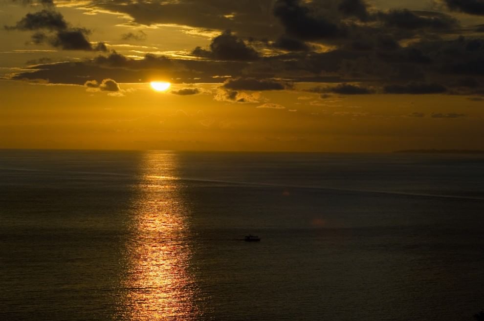 L'orizzonte magico: il sole incontra il mare