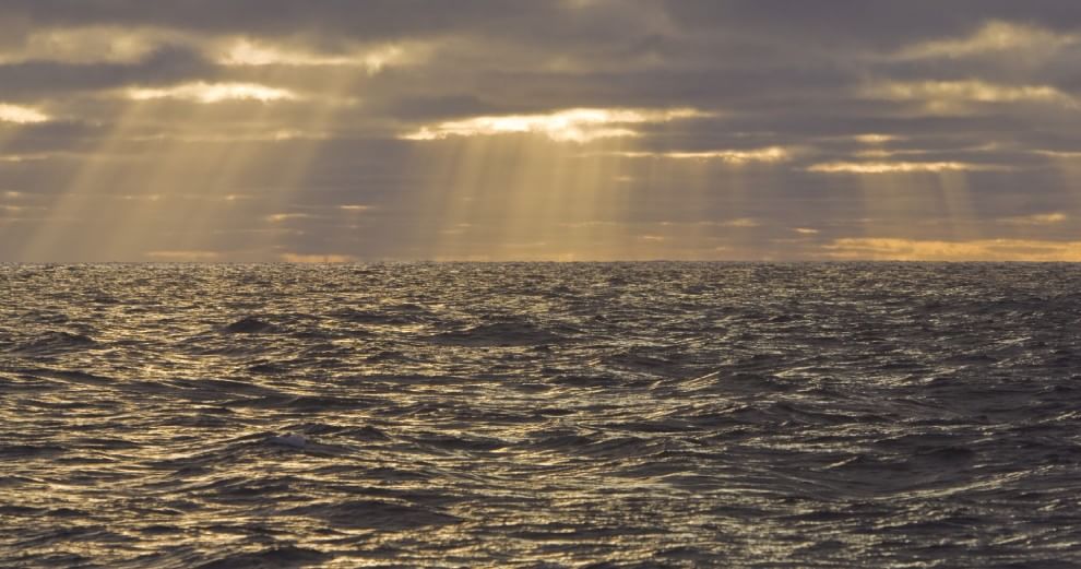 L'orizzonte magico: il sole incontra il mare