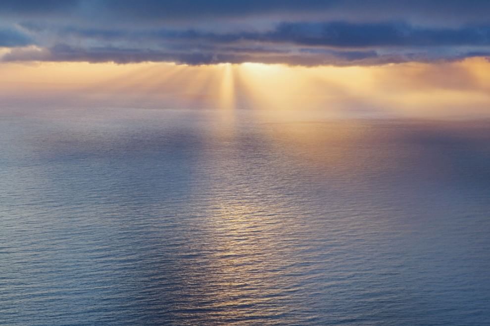 L'orizzonte magico: il sole incontra il mare