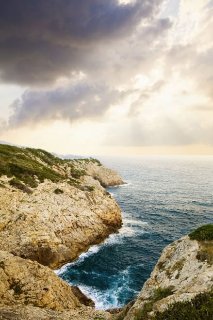 L'orizzonte magico: il sole incontra il mare