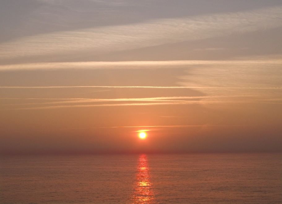 L'orizzonte magico: il sole incontra il mare