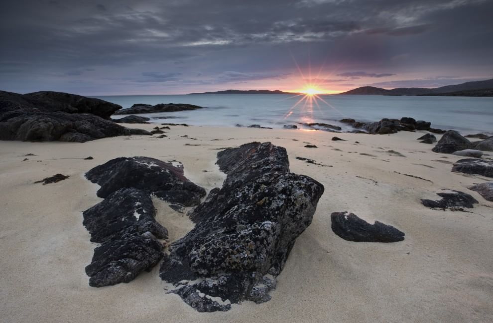 L'orizzonte magico: il sole incontra il mare