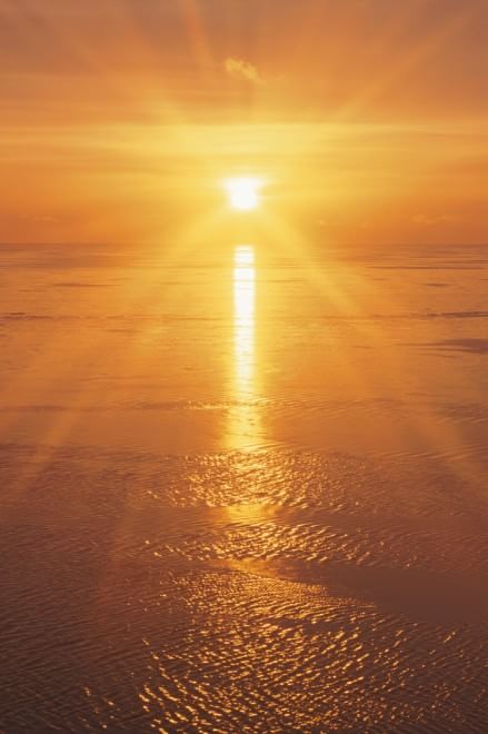 L'orizzonte magico: il sole incontra il mare