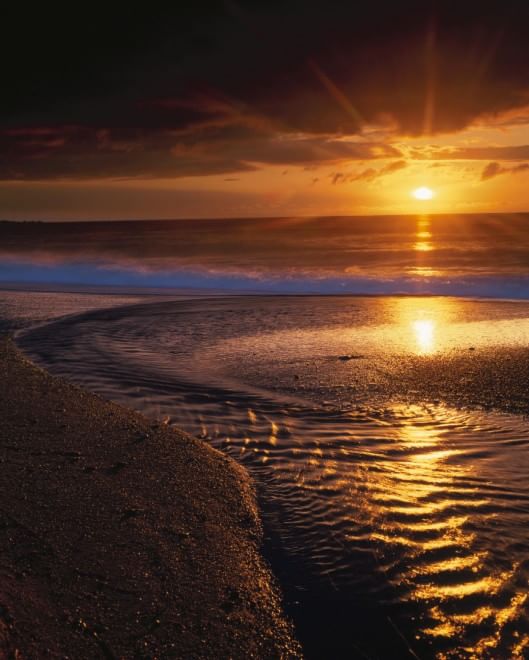 L'orizzonte magico: il sole incontra il mare