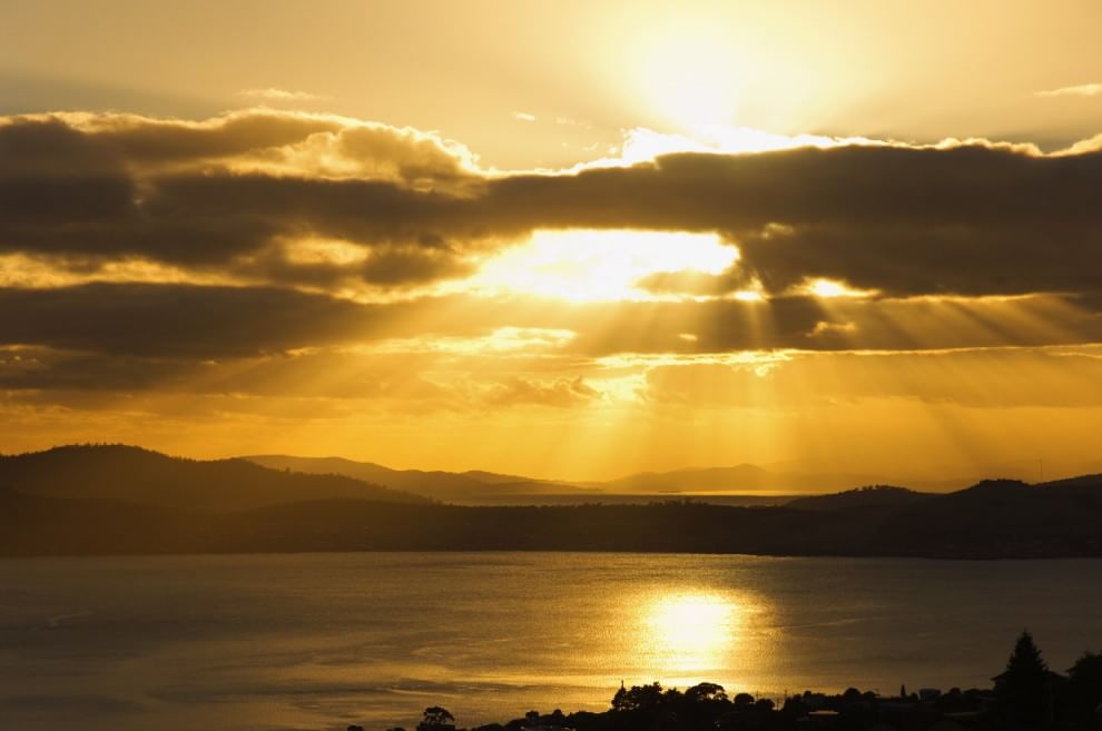 L'orizzonte magico: il sole incontra il mare