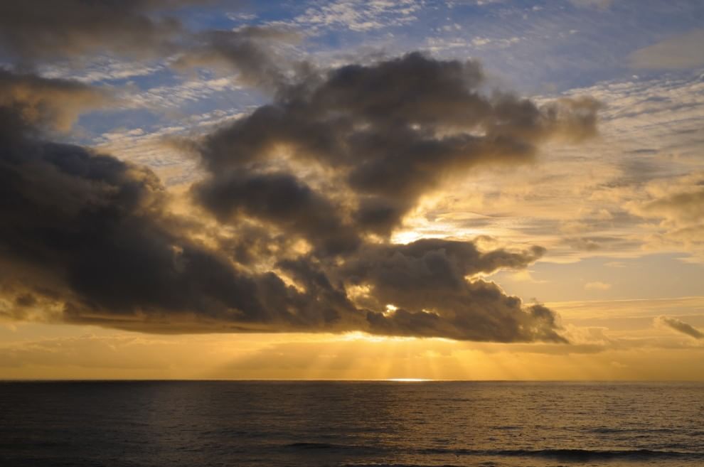 L'orizzonte magico: il sole incontra il mare