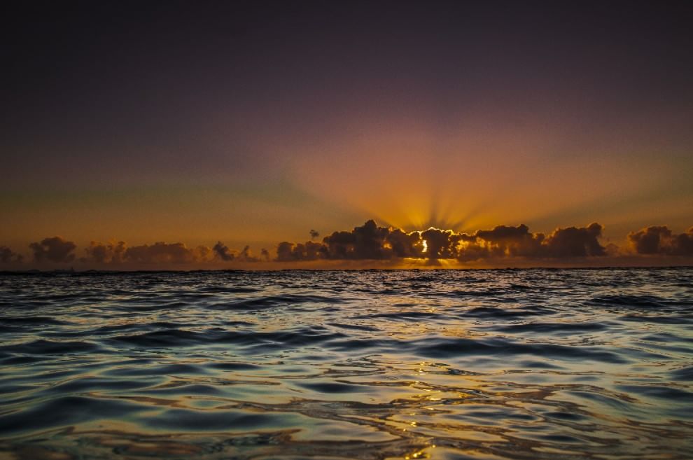 L'orizzonte magico: il sole incontra il mare