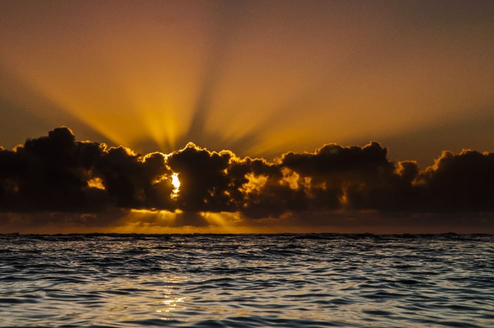 L'orizzonte magico: il sole incontra il mare