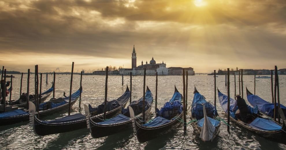 L'orizzonte magico: il sole incontra il mare
