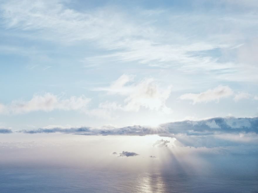 L'orizzonte magico: il sole incontra il mare