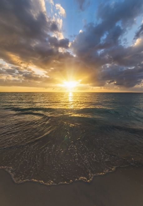 L'orizzonte magico: il sole incontra il mare