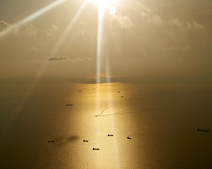 L'orizzonte magico: il sole incontra il mare