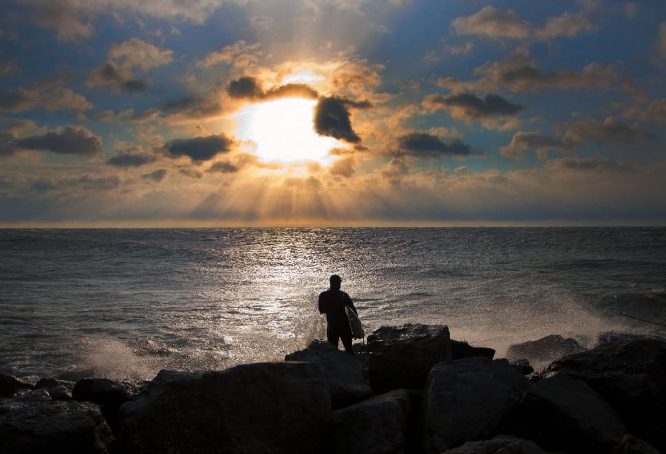 L'orizzonte magico: il sole incontra il mare