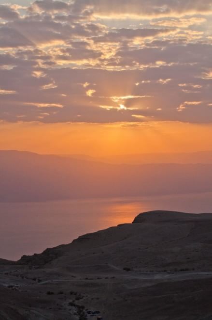 L'orizzonte magico: il sole incontra il mare