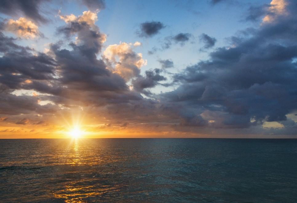L'orizzonte magico: il sole incontra il mare