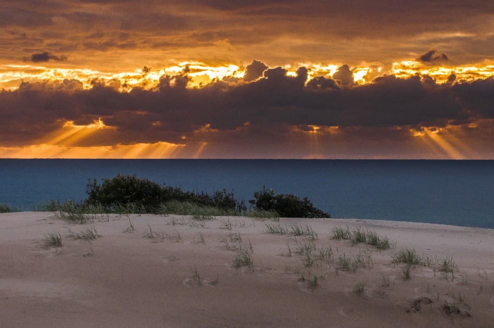 L'orizzonte magico: il sole incontra il mare