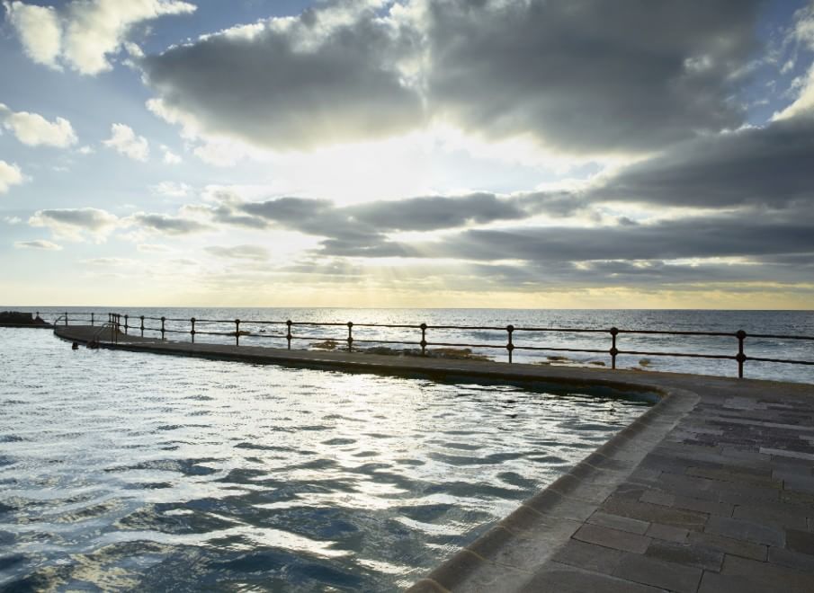 L'orizzonte magico: il sole incontra il mare