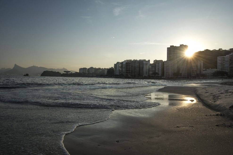 L'orizzonte magico: il sole incontra il mare
