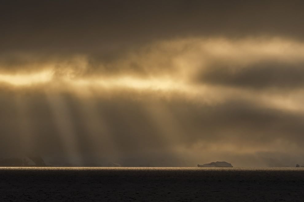 L'orizzonte magico: il sole incontra il mare