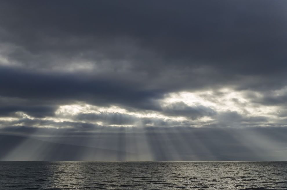 L'orizzonte magico: il sole incontra il mare