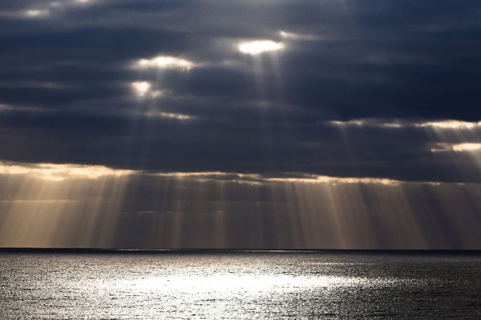 L'orizzonte magico: il sole incontra il mare