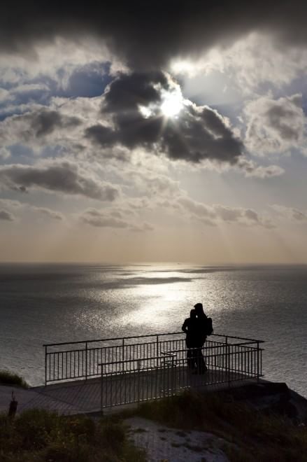 L'orizzonte magico: il sole incontra il mare