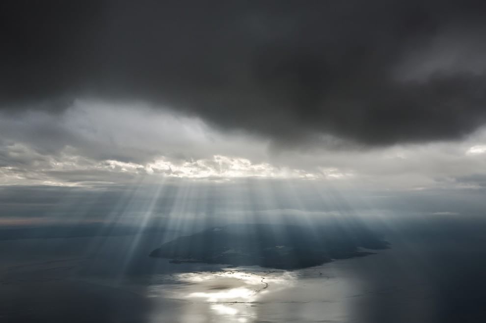 L'orizzonte magico: il sole incontra il mare
