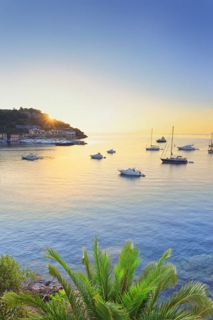L'orizzonte magico: il sole incontra il mare