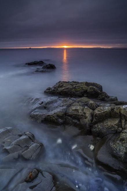 L'orizzonte magico: il sole incontra il mare