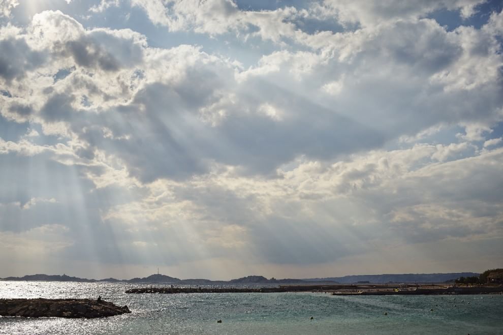 L'orizzonte magico: il sole incontra il mare