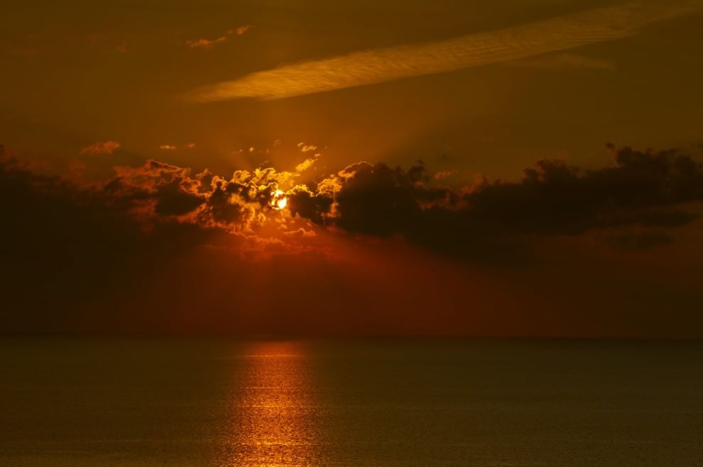 L'orizzonte magico: il sole incontra il mare