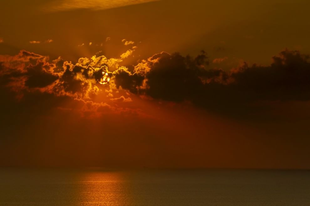 L'orizzonte magico: il sole incontra il mare