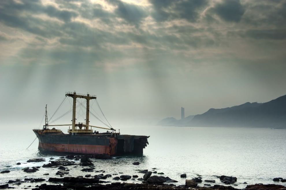 L'orizzonte magico: il sole incontra il mare