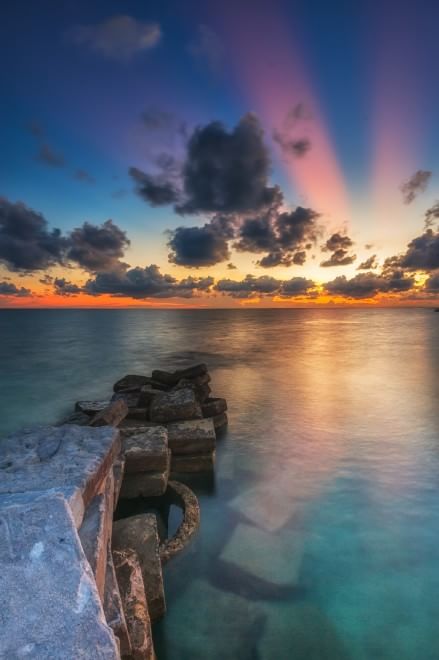 L'orizzonte magico: il sole incontra il mare