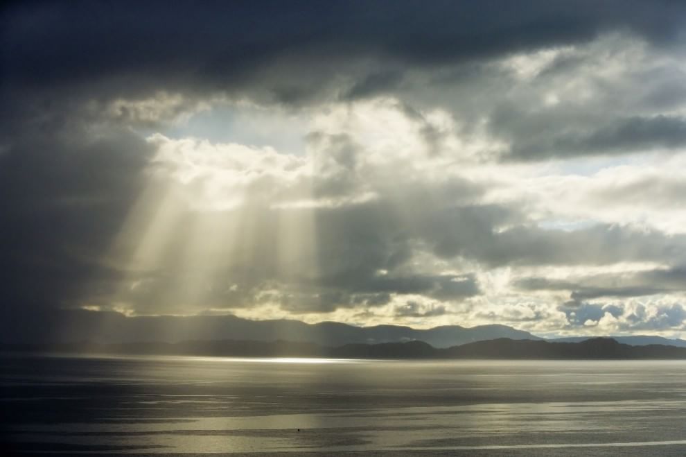 L'orizzonte magico: il sole incontra il mare