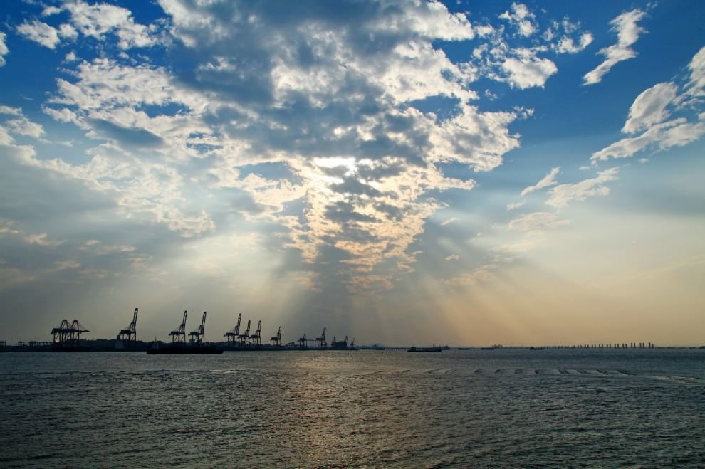 L'orizzonte magico: il sole incontra il mare