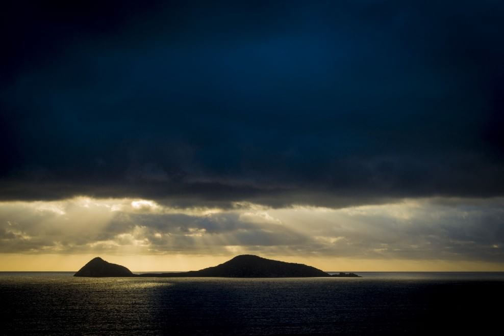 L'orizzonte magico: il sole incontra il mare