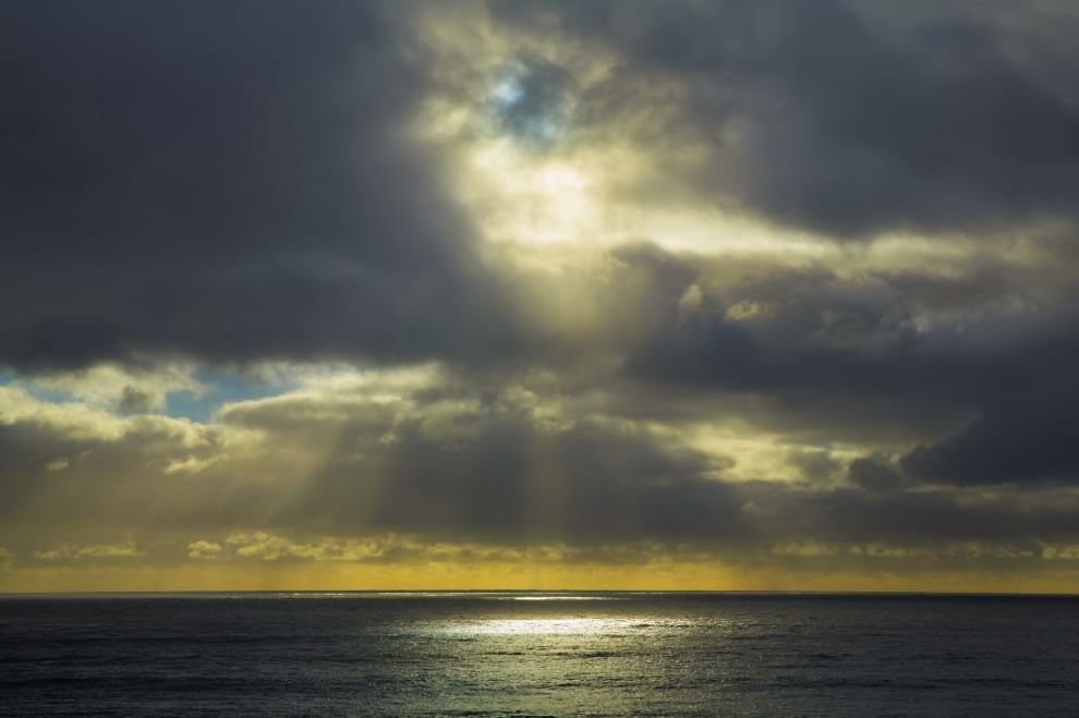 L'orizzonte magico: il sole incontra il mare