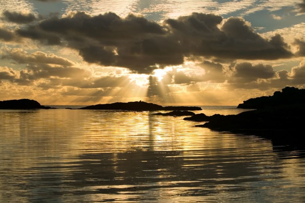 L'orizzonte magico: il sole incontra il mare