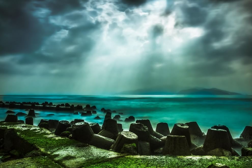L'orizzonte magico: il sole incontra il mare
