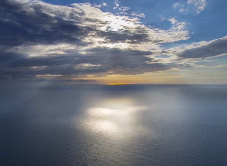 L'orizzonte magico: il sole incontra il mare
